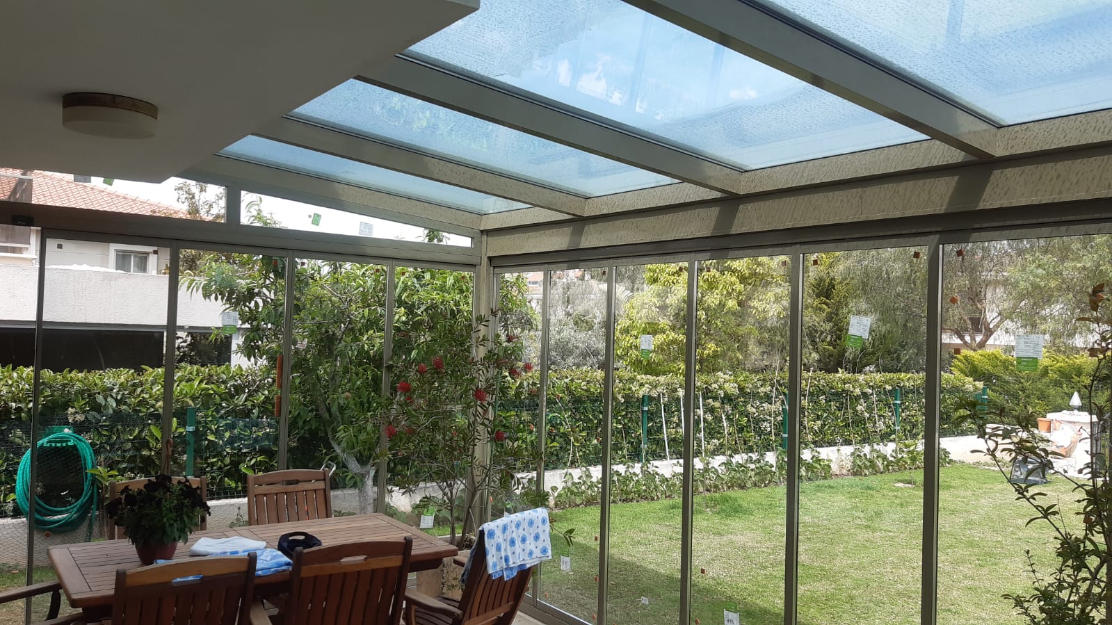 İzmir Çeşme Alaçatı'daki müşterimizin villasına uyguladığımız Kış bahçesi (Veranda) ve Albert Genau marka ısıcamlı katlanır cam sistemi