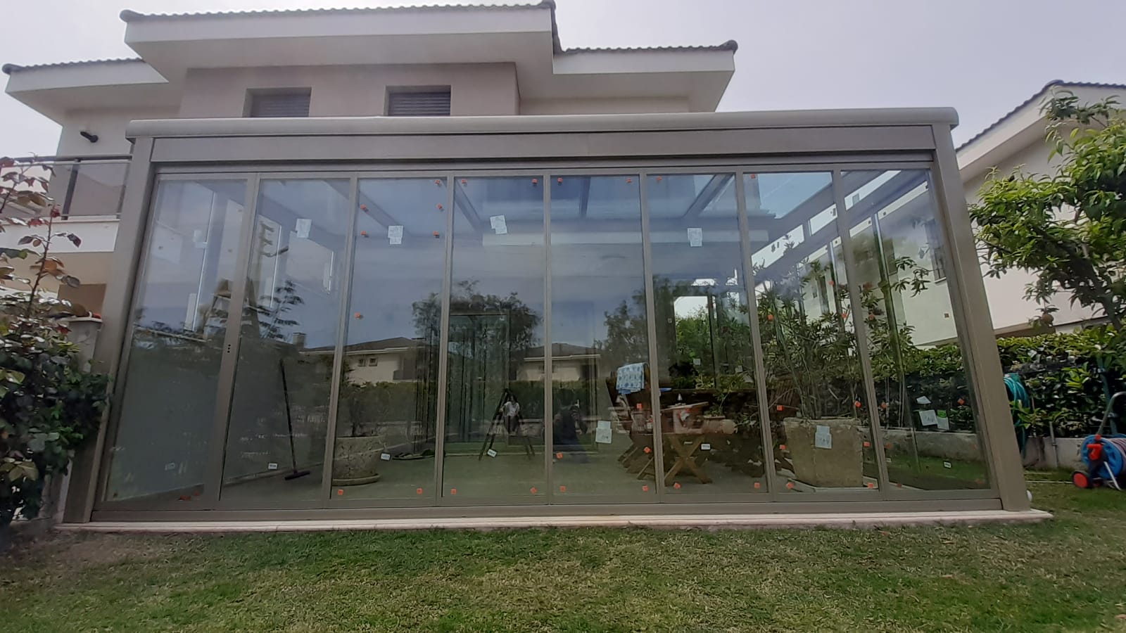 İzmir Çeşme Alaçatı'daki müşterimizin villasına uyguladığımız Kış bahçesi (Veranda) ve Albert Genau marka ısıcamlı katlanır cam sistemi